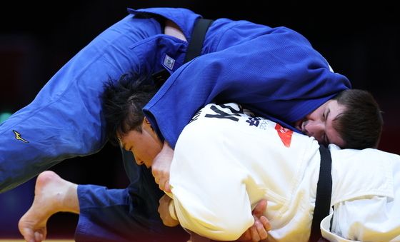 경기 펼치는 김민종