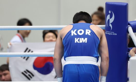 태극기 향해 인사하는 김민성, 아쉬운 은메달