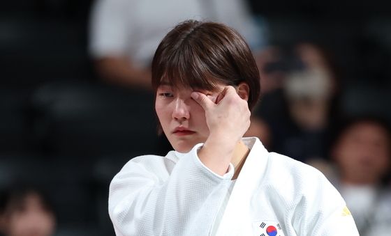 눈물 닦는 김민주