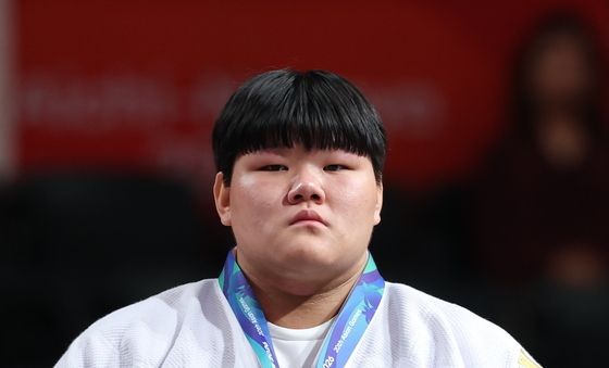 은메달 목에 건 이현지