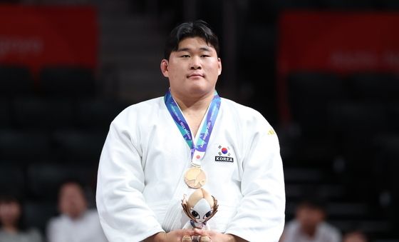 동메달 목에 건 김민종