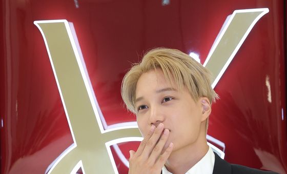 엑소 카이, 손키스에 매력장전