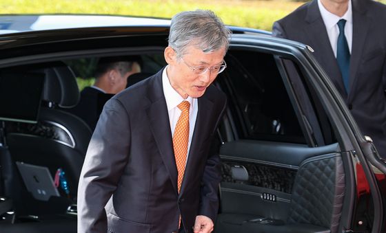 출근하는 조희대 대법원장
