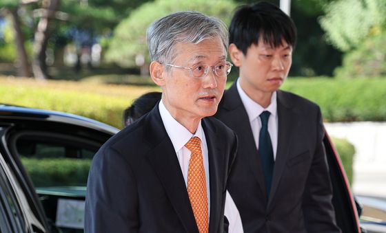 출근하는 조희대 대법원장