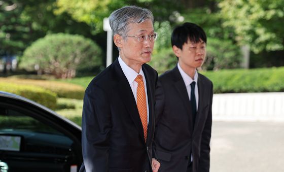 출근하는 조희대 대법원장