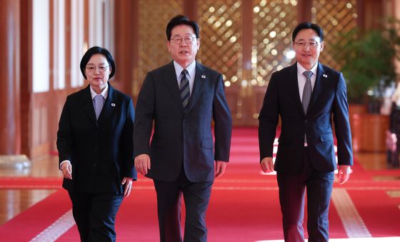 입장하는 이재명 대통령 '한성숙 총리 임광현 비서실장과 함께'