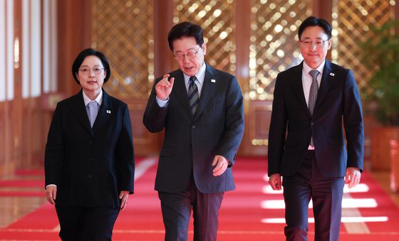 한성숙 총리 임광현 비서실장과 함께 입장하는 이재명 대통령