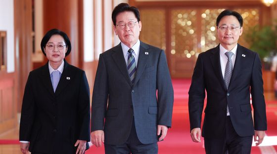 한성숙 총리 임광현 비서실장과 함께 입장하는 이재명 대통령