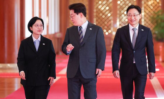한성숙 총리 임광현 비서실장과 함께 입장하는 이재명 대통령