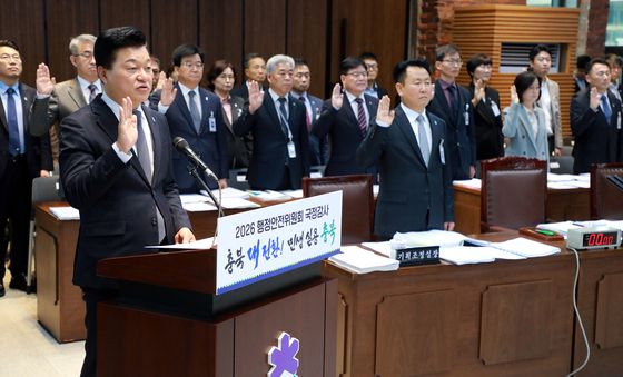 [국감] 증인선서하는 신용한 충북지사