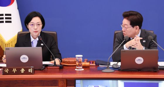한성숙 총리와 대화하는 이재명 대통령
