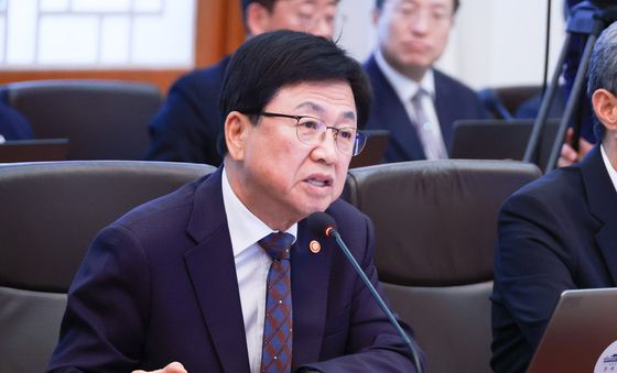 보고하는 최교진 교육부 장관