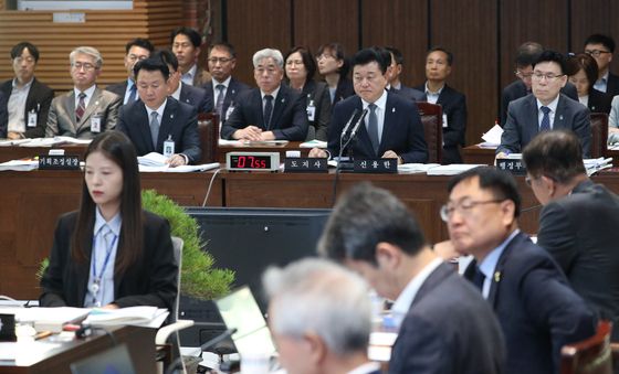 [국감] 답하는 신용한 충북지사