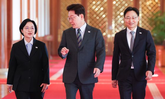 국무회의 입장하는 이재명 대통령