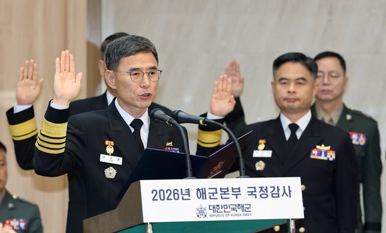 [국감] 증인 선서하는 김경률 해군 참모총장