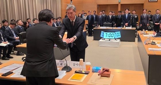 [국감] 선서문 전달하는 노재헌 주중대사
