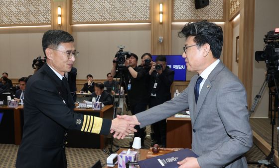 [국감] 증인선서문 제출하는 김경률 해군 참모총장