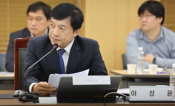 [국감] 법원장에 질의하는 이성윤 의원