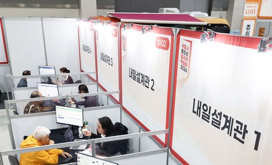 취업 상담 받는 중장년 구직자