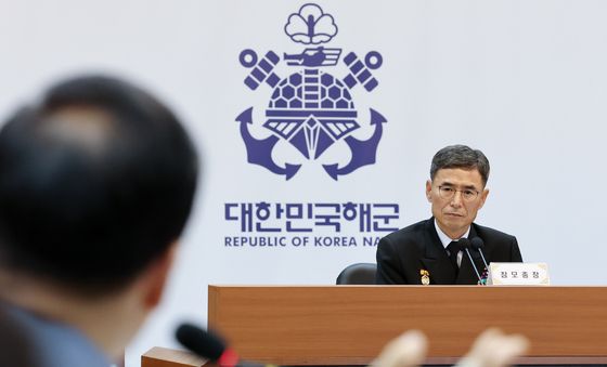 [국감] 질의 경청하는 김경률 해군 참모총장