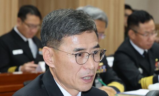 [국감] 의원 질의에 답변하는 해군 참모총장