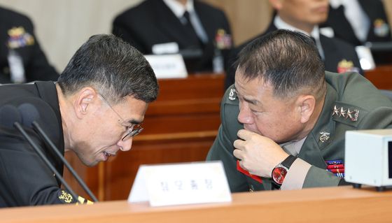 [국감] 해병대사령관과 대화하는 해군 참모총장