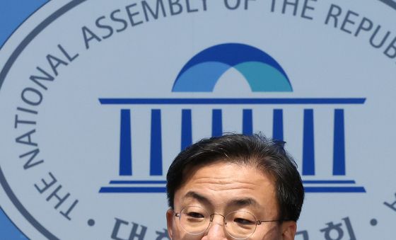 조희대 대법원장 탄핵 공동행동 제안 기자회견하는 신장식 대표