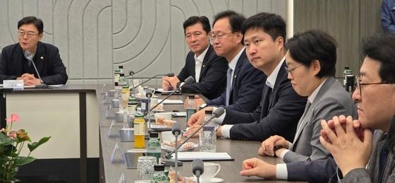LIG D&A 생산 제품 설명 듣는 국회 산자위원들