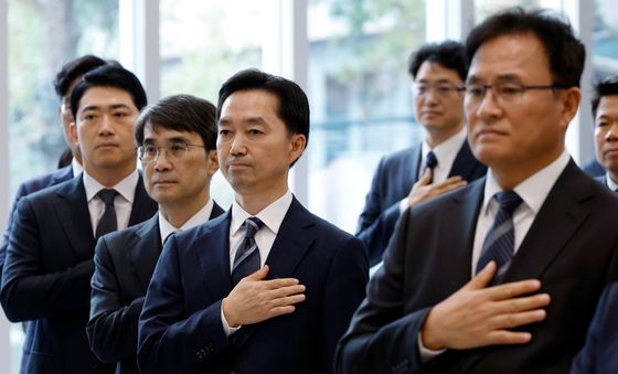 국민의례 하는 김지용 초대 중수청장