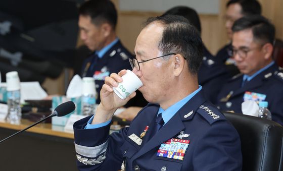 [국감] 목 축이는 공군 참모총장