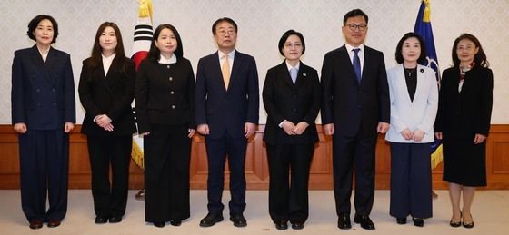 한성숙 총리, 정부업무평가위원회 민간위원들과 기념촬영