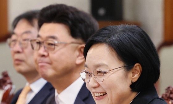 미소 짓는 한성숙 총리