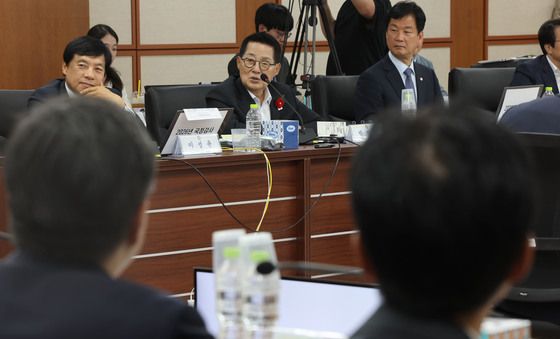 [국감] 박지원 의원, 국감장서 질의