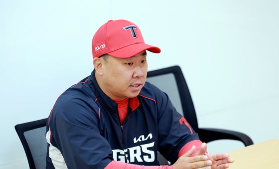 준플레이오프 3차전 앞두고 인터뷰하는 이범호 감독