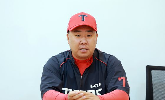 취재진 질문에 답하는 이범호 감독