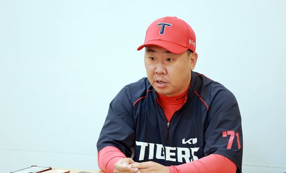 준플레이오프 3차전 앞두고 인터뷰하는 이범호 감독