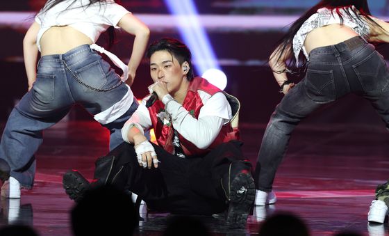 와이에스 블락, 중독성 있는 무대