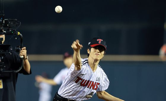 시구하는 NCT 지성
