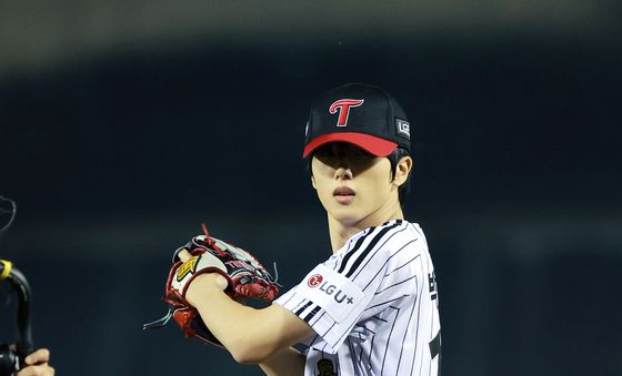 투구폼 잡는 NCT 지성