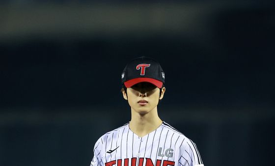 준플레이오프 3차전 시구 나선 NCT 지성