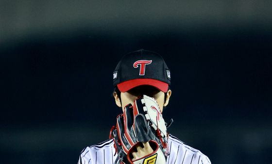 시구하는 NCT 지성