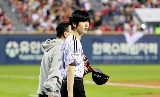 시구 입장하는 NCT 지성