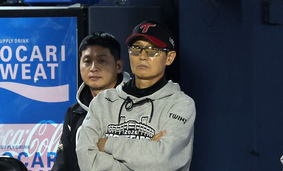 굳은 표정으로 경기 지켜보는 염경엽 감독