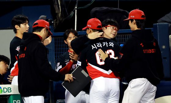 동료들에게 격려받는 시라카와
