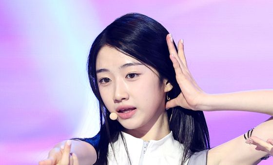 아윤, 돋보이는 청순 미모