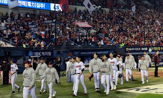 아쉬움 가득한 마음으로 퇴장하는 LG 선수들