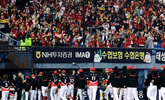 플레이오프 기쁨 나누는 KIA 선수들과 팬들