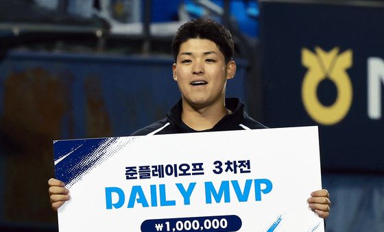 밝은 미소 보이는 '데일리 MVP' 시라카와