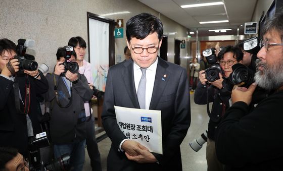 '대법원장 탄핵 촉구안' 들고 민주당 원내대표실 향하는 김준형 원내대표
