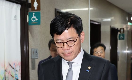 '대법원장 탄핵 촉구안' 들고 민주당 원내대표실 향하는 김준형 원내대표